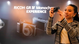 Pengunjung mencoba kamera Ricoh GR IV Monochrome saat peluncurannya di Jakarta, Jumat (6/3/2026). [Suara.com/Alfian Winanto]
