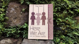 Review Novel Here We Are: Kisah Persahabatan yang Diuji oleh Luka Kehidupan