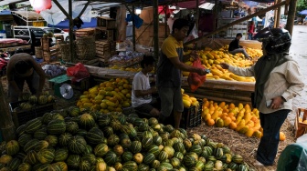 Pengunjung membeli buah timun suri atau Blewah yang dijual di Pasar Induk Kramat Jati, Jakarta, Jumat (6/2/2026). [Suara.com/Alfian Winanto]