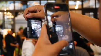 Pengunjung mencoba kamera Ricoh GR IV Monochrome saat peluncurannya di Jakarta, Jumat (6/3/2026). [Suara.com/Alfian Winanto]