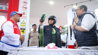 Naik Vespa, Taj Yasin Tinjau SPBU untuk Pastikan Ketersediaan BBM di Jateng Aman Jelang Lebaran