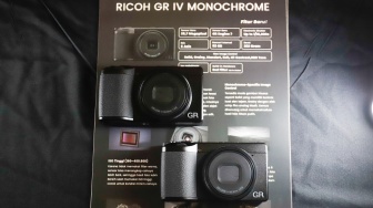 Tampilan kamera Ricoh GR IV Monochrome saat peluncurannya di Jakarta, Jumat (6/3/2026). [Suara.com/Alfian Winanto]