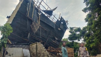 Angin Kencang Rusak 4 Sekolah dan Belasan Rumah di Jember, Atap Bangunan Beterbangan
