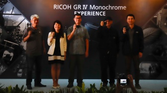 (dari kiri ke kanan) Sales Manager Sales Manager PT Aneka Warna Indah Henry Untung, Chief Financial Officer Felicia Lorens, General Manager Arthur Tirtarahardja serta KOL Suwandi dan Win Soegondo saat peluncuran kamera Ricoh GR IV Monochrome di Jakarta, Jumat (6/3/2026). [Suara.com/Alfian Winanto]