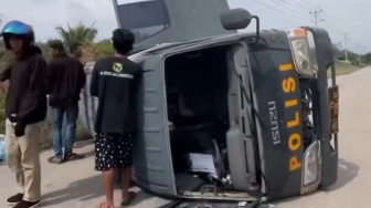 Bawa Belasan Tahanan, Mobil Polisi Terbalik di Dumai