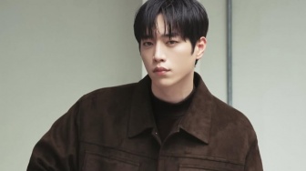 4 Padu Padan Outfit Monokrom ala Seo Kang Joon, Clean dan Stylish!