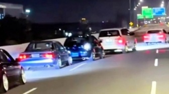 Viral! Aksi Lima Mobil Zig-Zag di Tol Becakayu, Polisi Cuma Kasih Teguran Lisan?