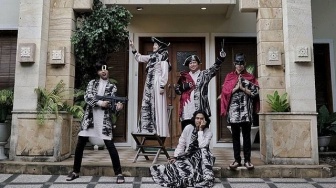 4 Potret Foto Keluarga Vidi Aldiano setiap Ramadan yang Unik, Selalu Dinanti!