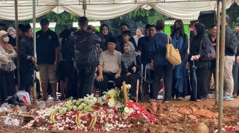 Detik-detik Prosesi Pemakaman Vidi Aldiano, Keluarga dan Sahabat Tak Kuasa Menahan Tangis