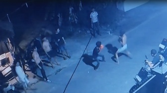 Aksi Tinju Jalanan saat Waktu Sahur Terekam CCTV Warga di Pekanbaru