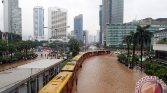 Banjir Jakarta Meluas: Cek Daftar 17 Rute Transjakarta yang Dialihkan dan Berhenti Operasi Hari Ini