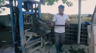 Cerita Inspiratif: Desa Manemeng Perkuat Ekonomi Lokal Lewat Produksi Batu Bata dan Batako