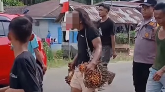 Viral Pria Gondrong Diarak Warga gegara Mencuri Sawit di Rokan Hulu