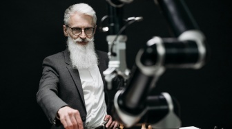 Cantik Sih, tapi Kok Jarinya Ada Enam? Jurus Jitu Kenali Foto "Glow Up" Jalur AI