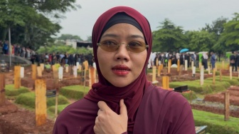 Janji Haji Bareng Vidi Aldiano, Yura Yunita Langsung Terbang dari Madinah Demi Hadiri Pemakaman