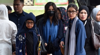 Istri mendiang penyanyi Oxavia Aldiano atau Vidi Aldiano, Sheila Dara Aisha (tengah) menghadiri pemakaman suaminya di TPU Tanah Kusir, Jakarta, Minggu (8/3/2026). [ANTARA FOTO/Indrianto Eko Suwarso/foc]
