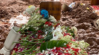 Isak Tangis Keluarga dan Sahabat Iringi Pemakaman Vidi Aldiano