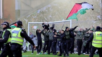 Rusuh di Derby Old Firm: Lapangan Berubah Jadi Arena Baku Hantam Suporter Rangers vs Celtic