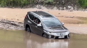 Nekat Terjang Jalur Jip saat Sepi, Mobil Pajero Terjebak Lumpur Kali Kuning di Lereng Merapi