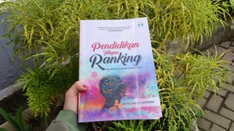 Belajar dengan Kesadaran: Membaca Buku Pendidikan Tanpa Ranking