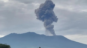 Erupsi Gunung Marapi Semburkan Abu Vulkanik 1,6 Kilometer, Warga Diminta Waspada!