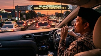 Terjebak Macet Jelang Magrib? Lakukan 4 Trik Ini Biar Aman Berbuka di Mobil