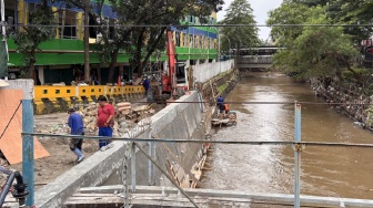 Perbaikan Tanggul Samping Pasar Cipulir Dikejar Tayang, Target Rampung H-5 hingga H-3 Lebaran