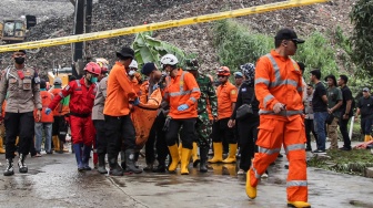 Sejumlah petugas gabungan membawa kantung berisi jenazah korban longsor gunungan sampah usai ditemukan di Tempat Pengolahan Sampah Terpadu (TPST) Bantargebang, Bekasi, Jawa Barat, Senin (9/3/2026). [ANTARA FOTO/Darryl Ramadhan/wsj]