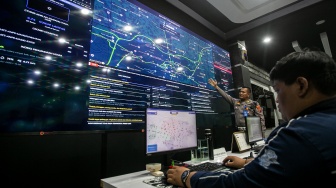 Petugas memantau kondisi lalu lintas dan jumlah kendaraan yang masuk kota melalui peta geopasial di sistem Smart Road Safety Policing, Traffic Management Centre (TMC) Satlantas Polresta Solo, Jawa Tengah, Senin (9/3/2026). [ANTARA FOTO/Mohammad Ayudha/wsj]