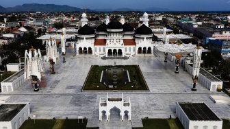 Foto aerial suasana Masjid Raya Baiturrahman di Banda Aceh, Aceh, Senin (9/3/2026). [ANTARA FOTO/Akramul Muslim/hma/tom]