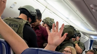 Viral! Penumpang Muslim Ditangkap Tim Taktis AS Bersenjata Lengkap Gara-Gara Timer Salat