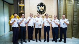 Direktur Utama PT KAI Bobby Rasyidin dengan Jaksa Agung ST Burhanuddin saat menggelar pertemuan di Kejaksaan Agung, Jakarta, Senin (9/3/2026). [Handout]