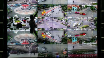 Petugas memantau kondisi lalu lintas melalui sistem Smart Road Safety Policing di Traffic Management Centre (TMC) Satlantas Polresta Solo, Jawa Tengah, Senin (9/3/2026). [ANTARA FOTO/Mohammad Ayudha/wsj]