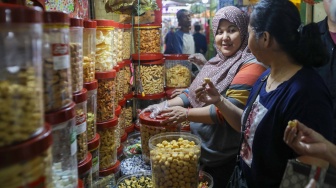 Aneka Kue Kering Mulai Diburu Warga di Pasar Jatinegara