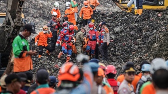 Evakuasi Korban Longsor Sampah Bantargebang, Lima Tewas Empat Masih Hilang