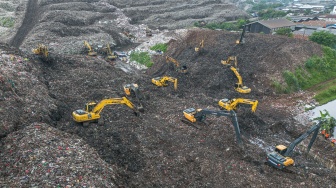 Foto udara sejumlah operator menggunakan alat berat melakukan pencarian korban longsor gunungan sampah di Tempat Pengolahan Sampah Terpadu (TPST) Bantargebang, Bekasi, Jawa Barat, Senin (9/3/2026). [ANTARA FOTO/Darryl Ramadhan/wsj]