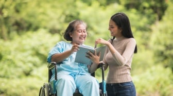 Bakti Tanpa Gaji Anak Perempuan: Karier Melesat, Tapi di Rumah Otomatis Jadi Perawat