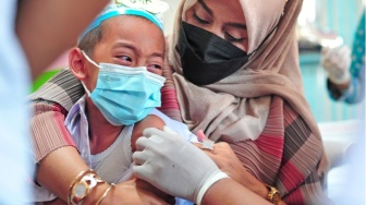 Vaksin Campak Apakah Bikin Demam? Kenali Efek Samping dan Cara Mengatasinya