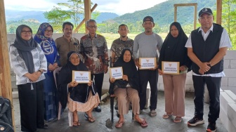 Gubernur Sulsel Bantu Warga Korban Kebakaran di Bua Luwu Bangun Kembali Rumah