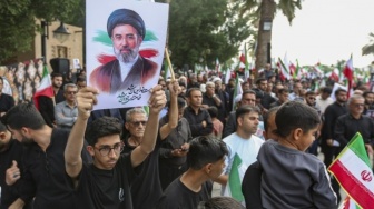 Lautan Manusia Saksikan Sumpah Setia Mojtaba Khamenei Pemimpin Revolusi Islam Baru di Teheran