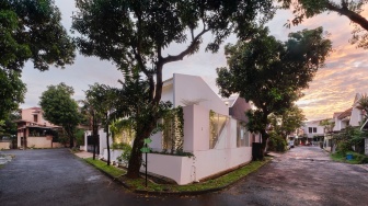 Fold House: Menilik Hunian Hari Tua yang Estetik dan Tetap Produktif bagi Fotografer