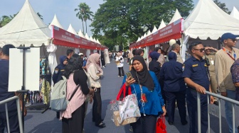 Kala Balai Kota Jakarta Jadi Tempat Berburu Sembako Murah Tanpa Dompet dan Wadah Berbagi