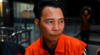 Bupati Rejang Lebong Muhammad Fikri Thobari berjalan menuju mobil tahanan usai menjalani pemeriksaan di Gedung Merah Putih KPK, Rabu (11/3/2026). [ANTARA FOTO/Rivan Awal Lingga/bar]