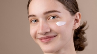 Sunscreen Apa yang Bagus untuk Alas Makeup? Ini 6 Rekomendasi yang Bikin Riasan Tahan Lama