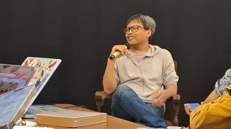 Eka Kurniawan: Penulis Dunia yang Bukunya Malah Gak Dibaca Sama Ibu Sendiri