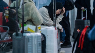 Warga Negara Indonesia (WNI) yang dievakuasi dari Iran menunggu proses pendataan ulang di Terminal 3 Bandara Soekarno-Hatta, Tangerang, Banten, Selasa (10/3/2026). [ANTARA FOTO/Putra M. Akbar/nym]