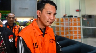 Bupati Rejang Lebong Muhammad Fikri Thobari berjalan menuju mobil tahanan usai menjalani pemeriksaan di Gedung Merah Putih KPK, Rabu (11/3/2026). [ANTARA FOTO/Rivan Awal Lingga/bar]