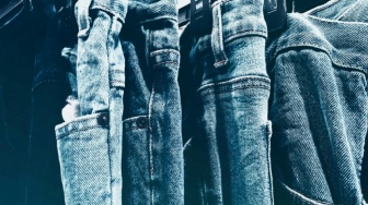 Jeans: Fashion Item Populer yang Berdampak Buruk Bagi Lingkungan