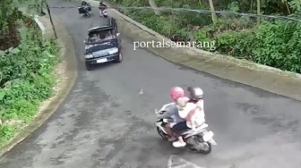 5 Fakta Kecelakaan Motor Tabrak Mobil di Turunan Mejing Bandungan, Terekam CCTV dan Viral di Medsos