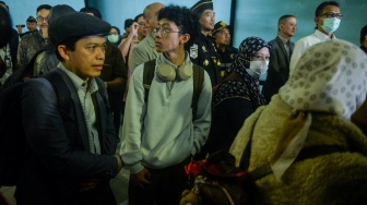 Warga Negara Indonesia (WNI) yang dievakuasi dari Iran menunggu proses pendataan ulang di Terminal 3 Bandara Soekarno-Hatta, Tangerang, Banten, Selasa (10/3/2026). [ANTARA FOTO/Putra M. Akbar/nym]